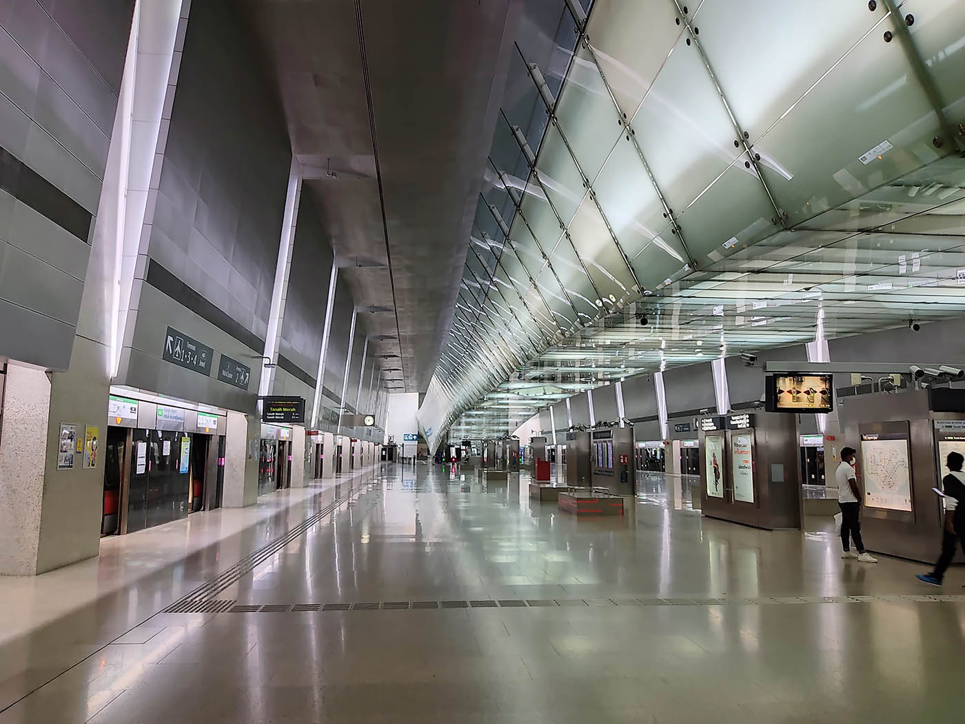 Changi Airport MRT Station - - Platforms