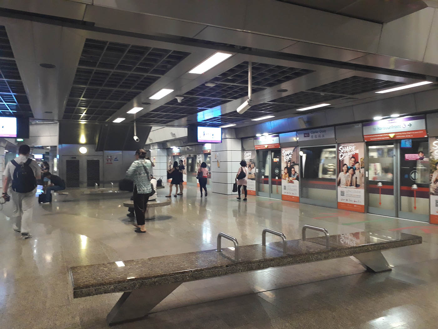 Clarke Quay MRT Station - - Platform
