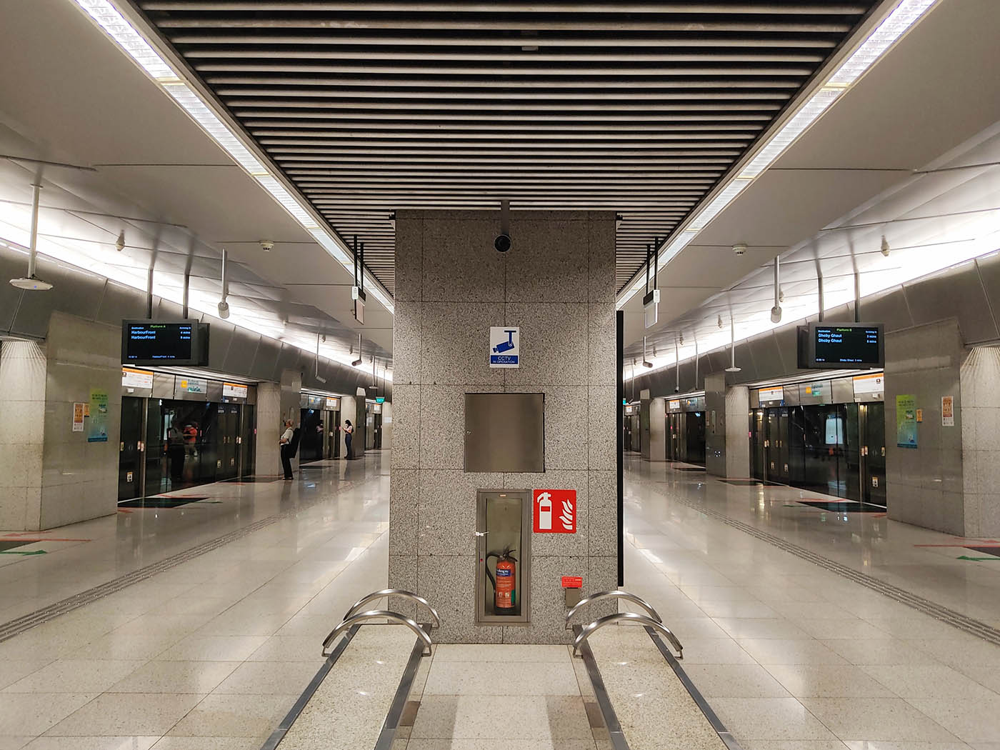 Esplanade MRT Station - - Platforms