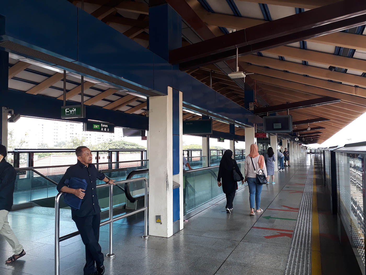 Eunos MRT Station - - Platform