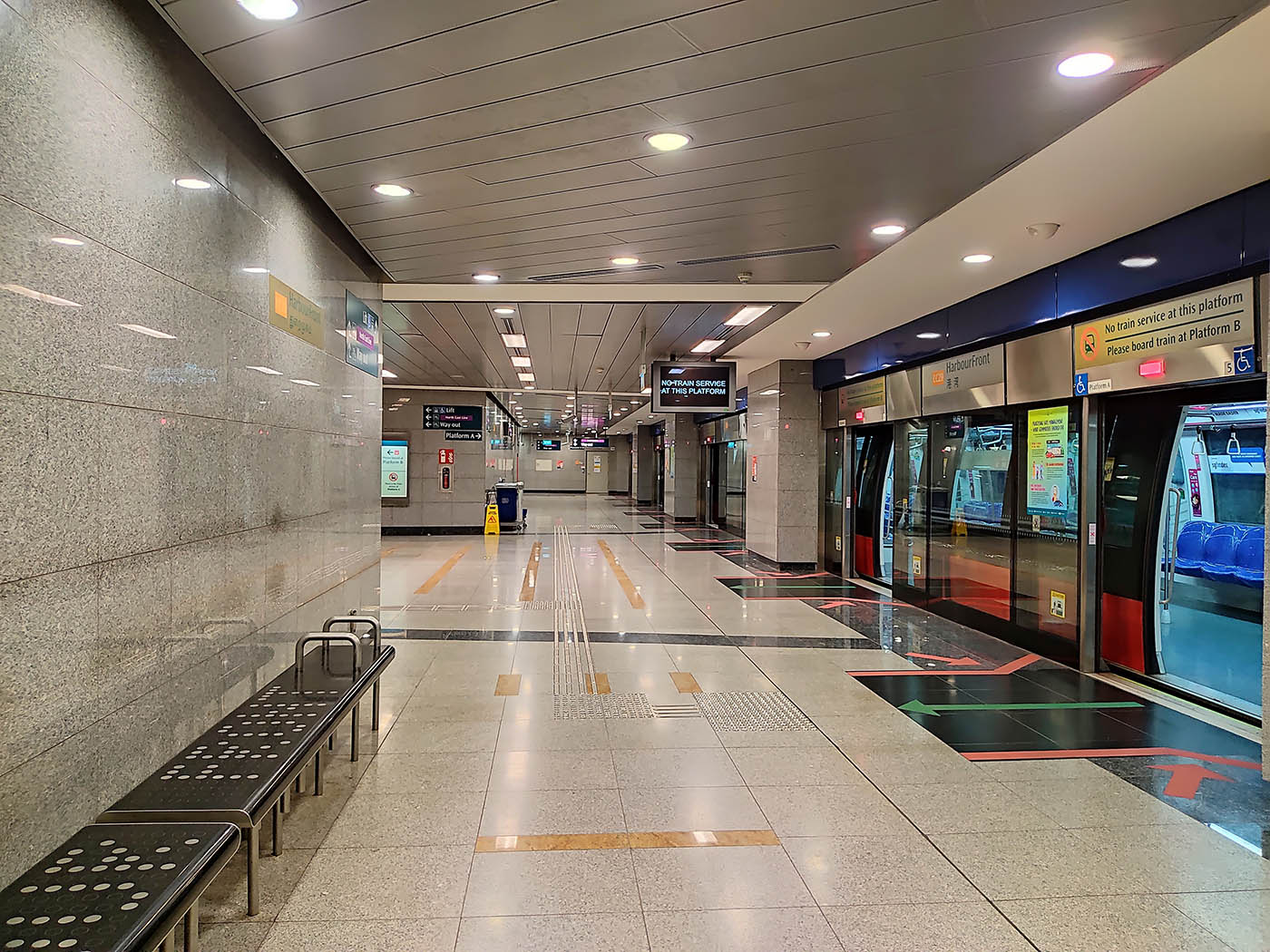 HarbourFront MRT Station - - Circle Line Platform A