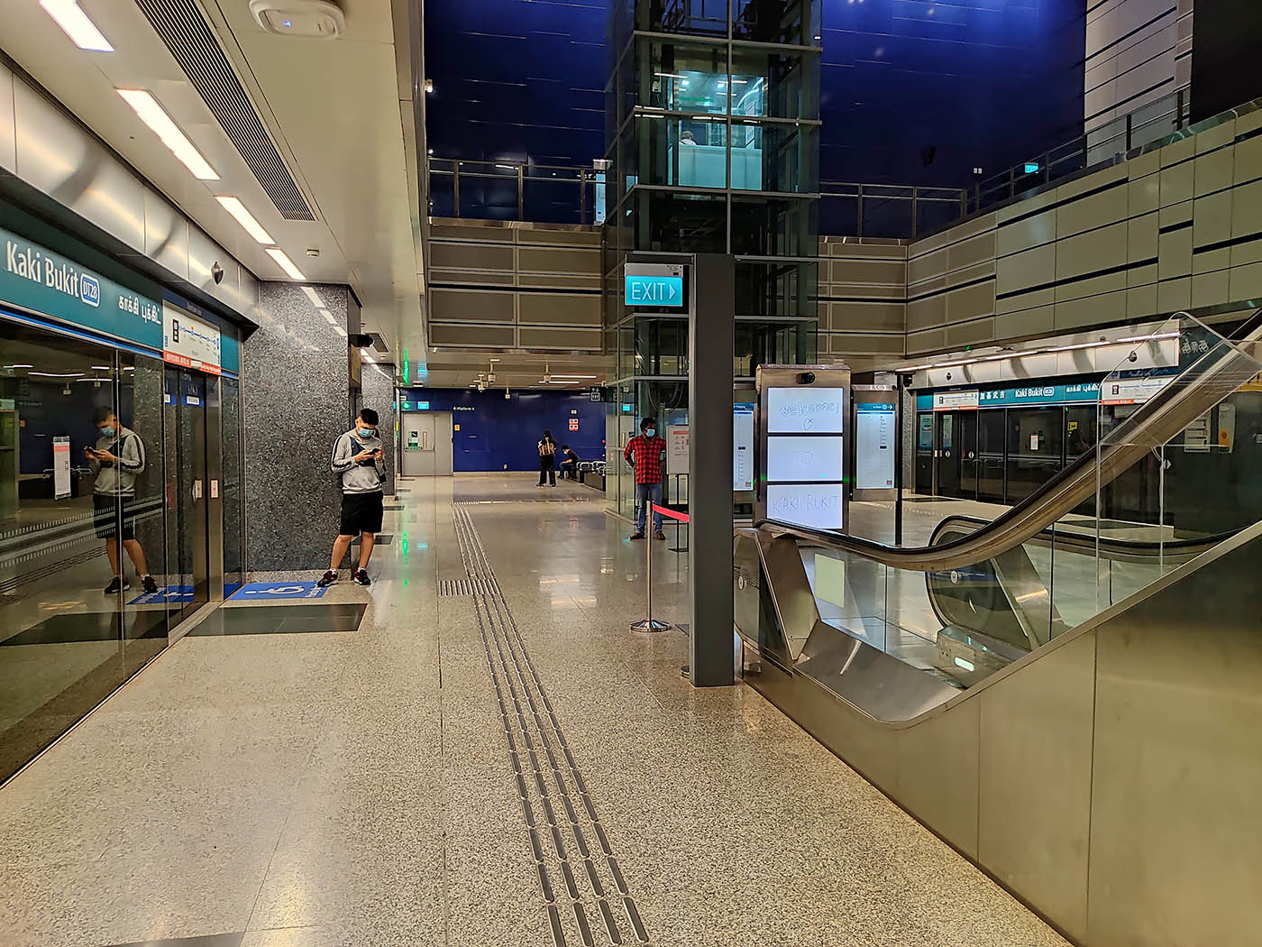 Kaki Bukit MRT Station - - Platforms