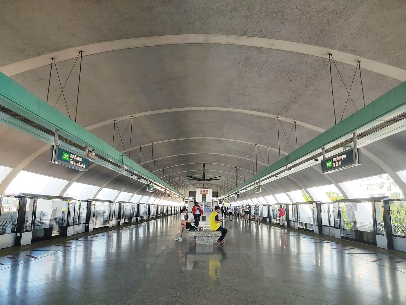 Kembangan MRT Station - - Platforms