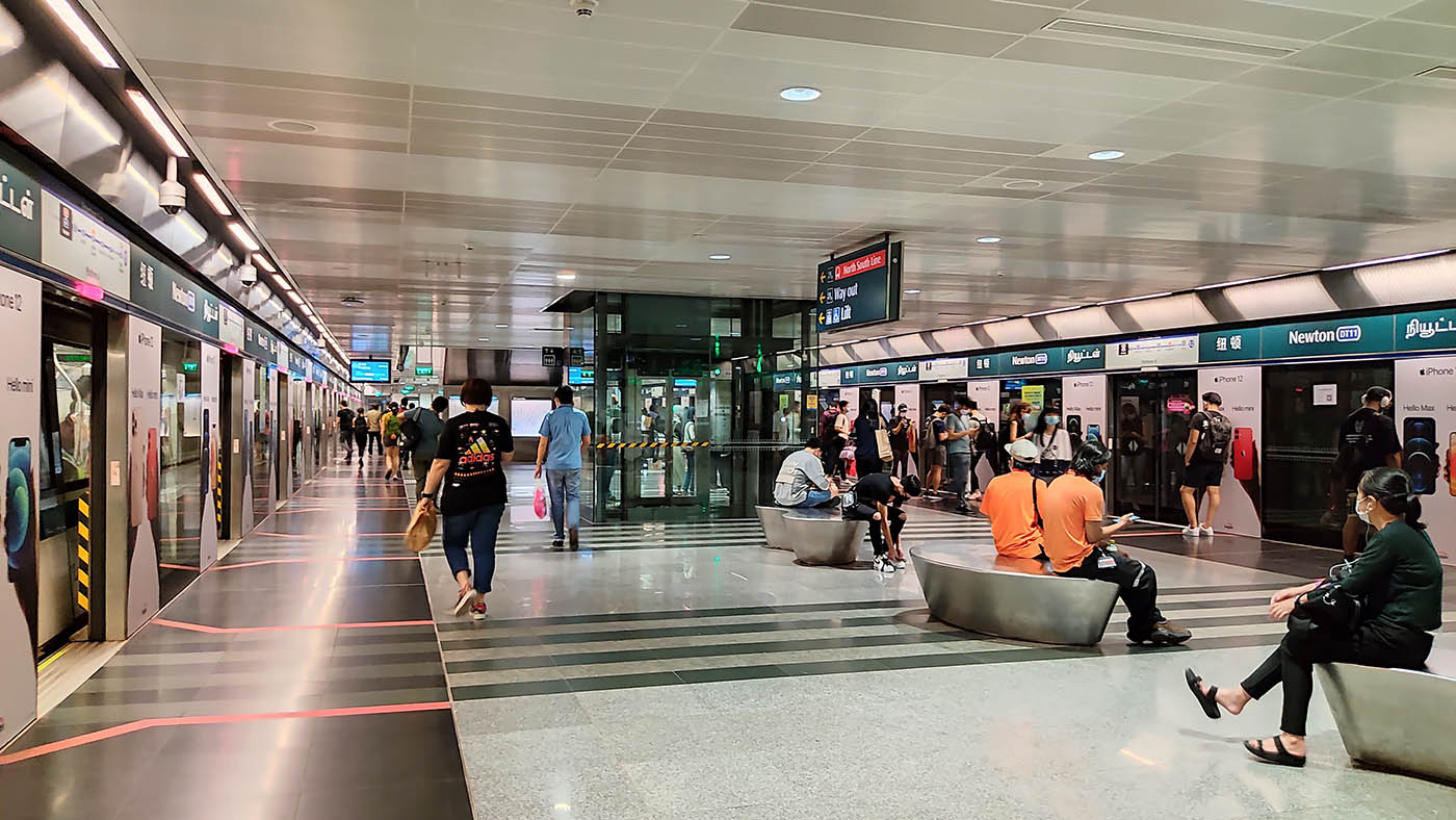 Newton MRT Station - - DT11 Platforms