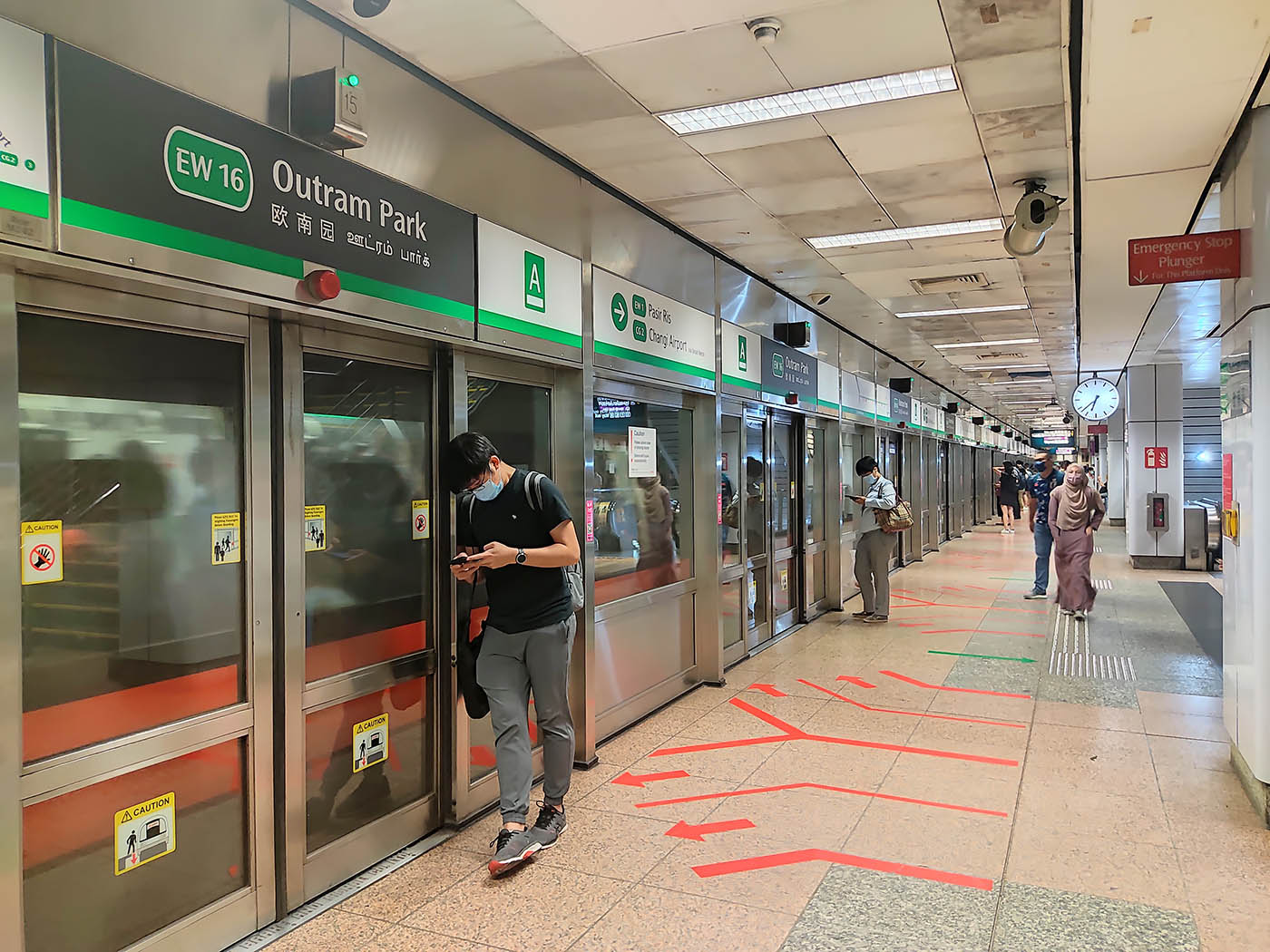 Outram Park MRT Station - - EW16 Platform A