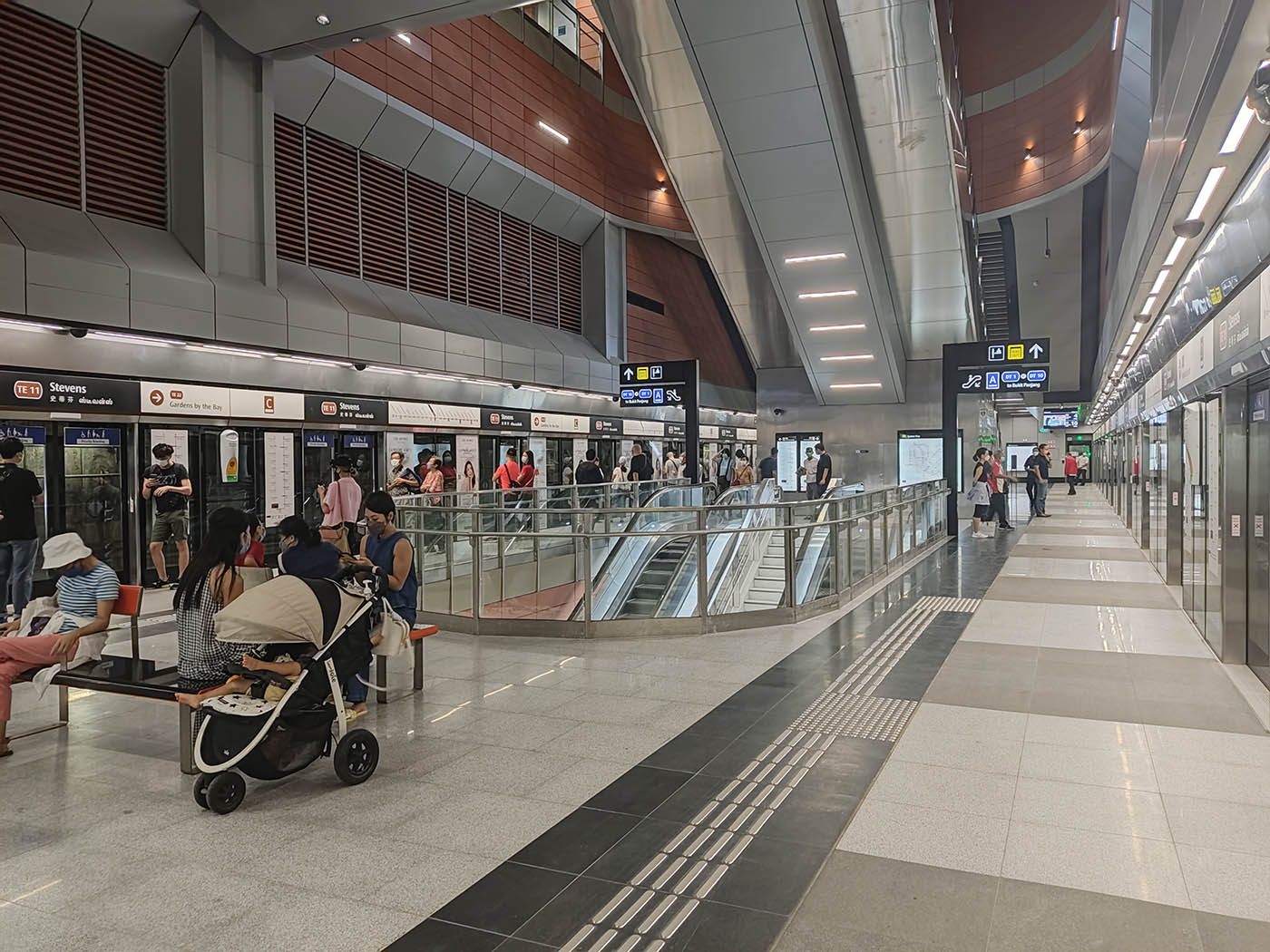 Stevens MRT Station - - TE11 Platforms