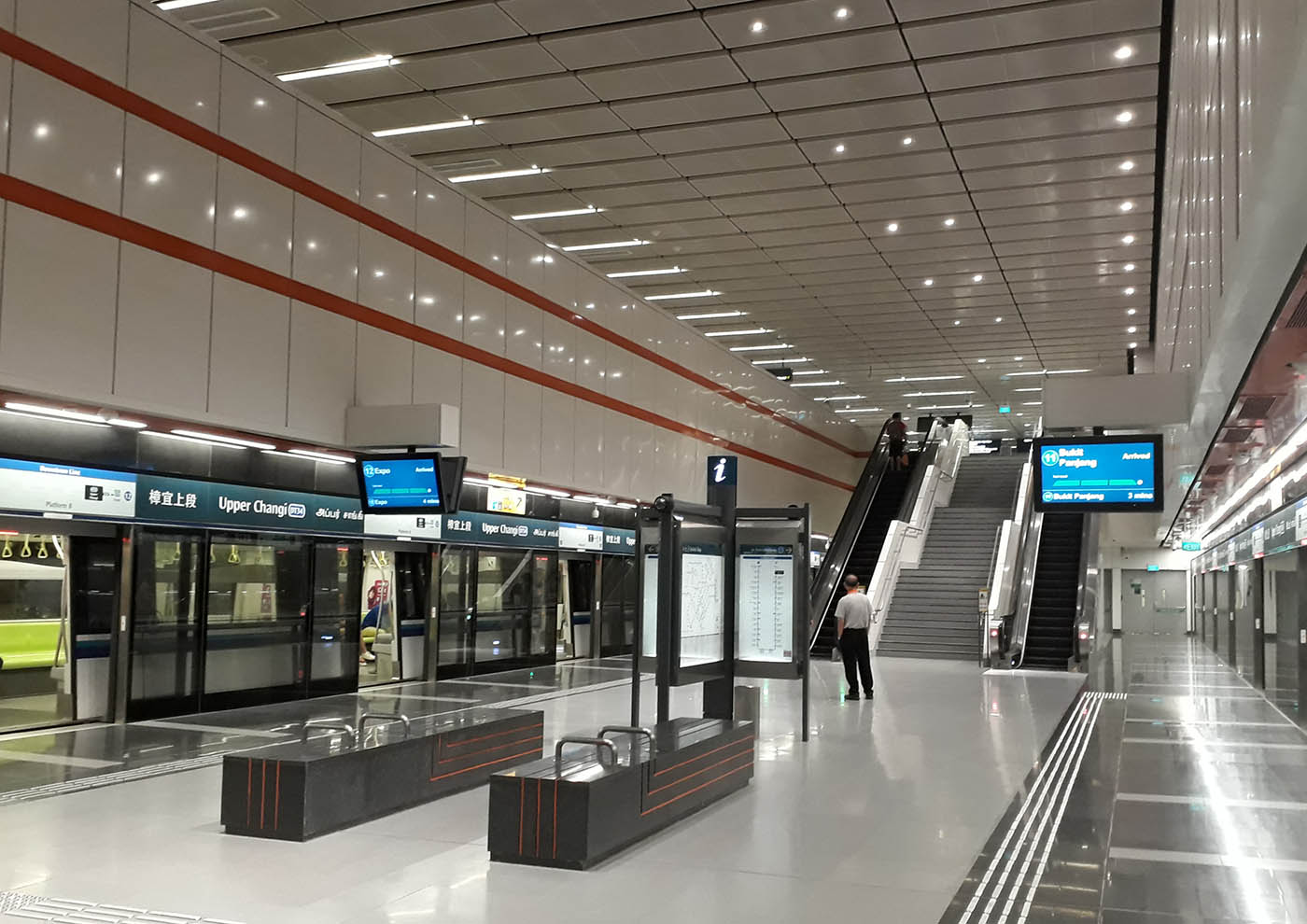 Upper Changi MRT Station - - Platforms